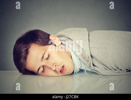 Mann schläft auf einem Schreibtisch Stockfoto