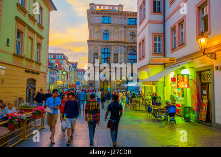 Prag, Tschechische Republik - 13. August 2015: charmante Stadt Straßen umgeben von schönen Gebäuden gesehen von der Straßenebene in ein sehr schönes Abendlicht Stockfoto
