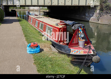 Mann, der auf Solar-Panel für Kanalboot arbeitet Stockfoto