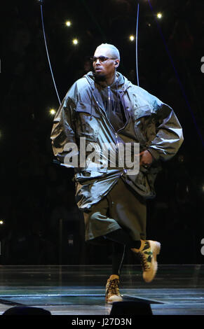 New York, NY, USA. 24. April 2017. Chris Brown führt, während Chris Brown: The Party Tour bei Barclays Center of Brooklyn am 24. April 2017 in New York City. Bildnachweis: Walik Goshorn/Medien Punch/Alamy Live-Nachrichten Stockfoto