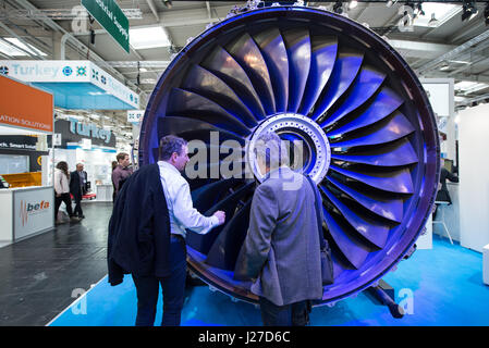 Hannover, Deutschland. 25. April 2017. Besucher betrachten ein Originalmotor Flugzeug von Airbus auf dem Bitkom-Stand auf der Hannovermesse ("Hannover Messe") 2017 in Hannover, 25. April 2017. 6.500 Aussteller auf der weltweit größten Industriemesse, der Hannover-Messe vom 24. bis 28. April 2017 erwartet. Das diesjährige Partnerland ist Polen. Foto: Silas Stein/Dpa/Alamy Live News Stockfoto