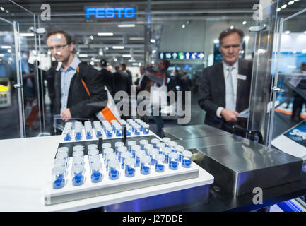 Hannover, Deutschland. 25. April 2017. Besucher betrachten die Supra Bewegungssystem von Festo Festo stand auf der Hannovermesse ("Hannover Messe") 2017 in Hannover, 25. April 2017. 6.500 Aussteller auf der weltweit größten Industriemesse, der Hannover-Messe vom 24. bis 28. April 2017 erwartet. Das diesjährige Partnerland ist Polen. Foto: Silas Stein/Dpa/Alamy Live News Stockfoto