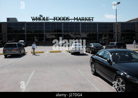 Dallas, Texas USA. 25. April 2017. Ein meist leeren Grundstück kurz vor Mittag in Dallas, TX zeigt, warum Financial Times Montag berichtet, dass Whole Foods ein mögliches Übernahmeangebot Ziel für Albertson es ist. Vollwertkost, gegründet 1978 in Austin Texas, mit 462 Standorten in Nordamerika und Großbritannien, rückläufige Umsätzen gelitten hat und und Projektionen vor kurzem gesenkt. Bildnachweis: Keith Adamek/Alamy Live-Nachrichten Stockfoto