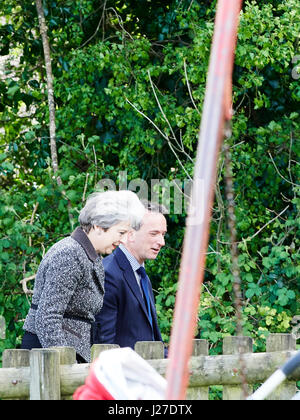 Joa, Bridgend, UK. 25. April 2017. Die konservative Partei 2017 Wahlkampf. Premierminister Theresa Mai trat joa Gemeindezentrum durch einen Seiteneingang zur Vermeidung von Demonstranten und der tägliche Spiegel Huhn draußen warten. Bildnachweis: Phillip Thomas/Alamy Live-Nachrichten Stockfoto