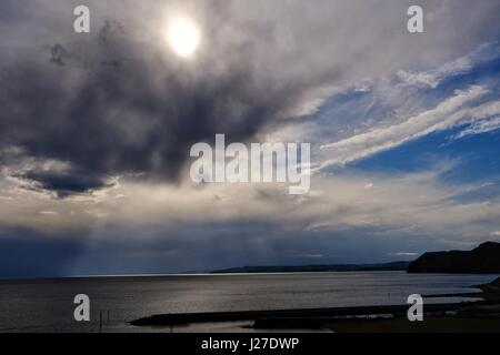 West Bay, Dorset, UK. 25. April 2017. Nach einem kühlen, aber sonnigen Tag an der Küste von Dorset dreht der Sonnenuntergang ausgesprochen winterliche. Bildnachweis: Tom Corban/Alamy Live-Nachrichten Stockfoto