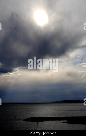 West Bay, Dorset, UK. 25. April 2017. Nach einem kühlen, aber sonnigen Tag an der Küste von Dorset dreht der Sonnenuntergang ausgesprochen winterliche. Bildnachweis: Tom Corban/Alamy Live-Nachrichten Stockfoto