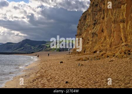 West Bay, Dorset, UK. 25. April 2017. Nach einem kühlen, aber sonnigen Tag an der Küste von Dorset dreht der Sonnenuntergang ausgesprochen winterliche. Bildnachweis: Tom Corban/Alamy Live-Nachrichten Stockfoto