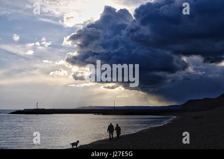 West Bay, Dorset, UK. 25. April 2017. Nach einem kühlen, aber sonnigen Tag an der Küste von Dorset dreht der Sonnenuntergang ausgesprochen winterliche. Bildnachweis: Tom Corban/Alamy Live-Nachrichten Stockfoto