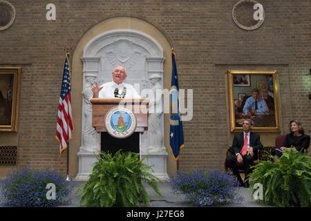 Washington, USA. 25. April 2017. US-Landwirtschaftsminister Sonny Perdue spricht mit USDA-Mitarbeitern bei einer Bürgerversammlung im Whitten Gebäude 25. April 2017 in Washington, DC. Der ehemalige Gouverneur von Georgia wurde als 31. US Minister fuer Landwirtschaft vereidigt kurz vor der Sitzung Mitarbeiter an seinem ersten Tag bei der Arbeit. Bildnachweis: Planetpix/Alamy Live-Nachrichten Stockfoto