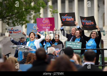 Washington, DC, USA. 25. April 2017. Menschen besuchen eine Rallye, die das Bewusstsein für die Notwendigkeit für die exzellente und bezahlbare Kinderbetreuung für alle Familien auf dem Capitol Hill in Washington, DC, USA, am 25. April 2017. Bildnachweis: Yin Bogu/Xinhua/Alamy Live-Nachrichten Stockfoto