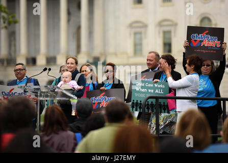 Washington, DC, USA. 25. April 2017. Menschen besuchen eine Rallye, die das Bewusstsein für die Notwendigkeit für die exzellente und bezahlbare Kinderbetreuung für alle Familien auf dem Capitol Hill in Washington, DC, USA, am 25. April 2017. Bildnachweis: Yin Bogu/Xinhua/Alamy Live-Nachrichten Stockfoto