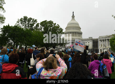 Washington, DC, USA. 25. April 2017. Menschen besuchen eine Rallye, die das Bewusstsein für die Notwendigkeit für die exzellente und bezahlbare Kinderbetreuung für alle Familien auf dem Capitol Hill in Washington, DC, USA, am 25. April 2017. Bildnachweis: Yin Bogu/Xinhua/Alamy Live-Nachrichten Stockfoto