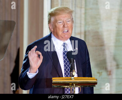 Washington, USA. 25. April 2017. US-Präsident Donald J. Trump macht Bemerkungen bei der nationalen Erinnerung an die Tage der Gedenkveranstaltung in der Rotunde des US-Kapitol in Washington, DC auf Dienstag, 25. April 2017. Bildnachweis: MediaPunch Inc/Alamy Live-Nachrichten Stockfoto