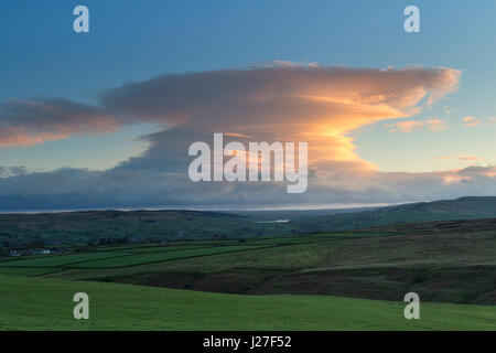 Teesdale, County Durham, Großbritannien. 25. April 2017. Großbritannien Wetter. Nach einem kalten Tag Starkregen, Hagel und Schnee Duschen beleuchtet die untergehende Sonne hoch aufragenden Cumulonimbus Wolken über den North Pennines. Bildnachweis: David Forster/Alamy Live-Nachrichten Stockfoto