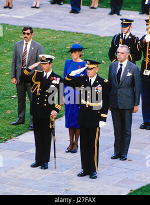 Prinzessin Diana, Zentrum im blauen Kleid sieht auf wie ihr Ehemann Prinz Charles, Mitte links, salutiert während einer Zeremonie einen Kranz am Grab der unbekannten unter Beachtung des Veterans Day auf dem Nationalfriedhof Arlington in Arlington, Virginia 11. November 1985 aufzulegen. Bildnachweis: Arnie Sachs/CNP - kein Draht-SERVICE-Foto: Arnie Sachs/konsolidiert News Fotos/Arnie Sachs - CNP Stockfoto