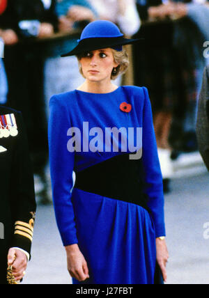 Prinzessin Diana blickt auf wie ihr Ehemann, Prinz Charles einen Kranz am Grab der unbekannten unter Beachtung des Veterans Day auf dem Nationalfriedhof Arlington in Arlington, Virginia am 11. November 1985 legt. Bildnachweis: Arnie Sachs/CNP - kein Draht-SERVICE-Foto: Arnie Sachs/konsolidiert News Fotos/Arnie Sachs - CNP Stockfoto