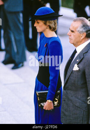 Prinzessin Diana blickt auf wie ihr Ehemann, Prinz Charles einen Kranz am Grab der unbekannten unter Beachtung des Veterans Day auf dem Nationalfriedhof Arlington in Arlington, Virginia am 11. November 1985 legt. Bildnachweis: Arnie Sachs/CNP - kein Draht-SERVICE-Foto: Arnie Sachs/konsolidiert News Fotos/Arnie Sachs - CNP Stockfoto