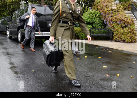 Washington, DC, USA. 25. April 2017. Ein militärischer Berater führt der "nuclear Football" auf dem South Lawn des weißen Hauses in Washington, DC, 25. April 2017. Bildnachweis: Olivier Douliery/Pool über CNP - kein Draht-SERVICE - Foto: Olivier Douliery/Consolidated News Fotos/Olivier Douliery - Pool über CNP/Dpa/Alamy Live News Stockfoto