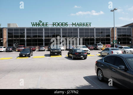 Dallas, Texas USA. 25. April 2017. Ein meist leerer Parkplatz in Dallas, TX zeigt, warum Financial Times Montag berichtet, dass Whole Foods ein mögliches Übernahmeangebot Ziel für die Albertson Lebensmittelkette ist. Vollwertkost, gegründet 1978 in Austin Texas, mit 462 Standorte in Nordamerika und Großbritannien derzeit rückläufige Umsätzen gelitten hat und und Prognosen für den Rest der 2017 vor kurzem gesenkt. Bildnachweis: Keith Adamek/Alamy Live-Nachrichten Stockfoto