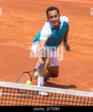 Barcelona, Spanien. 25. April 2017. Spanischer Tennisspieler Nicolas Almagro in einer zweiten Runde Spiel gegen Alexander Zverev bei "Barcelona Open Banc Sabadell - Trofeo Conde de Godó". Bildnachweis: David Grau/Alamy Live-Nachrichten. Stockfoto