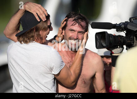 Wellington, Florida, USA. 25. April 2017. Valiente von Adolfo Cambiaso (4) (Mitte) ist gratulierte, nachdem sein Team 13-12 Überstunden gegen Orchard Hill im Finale der 113. US Open am International Polo Club Palm Beach in Wellington, Florida am 25. April 2017 zu gewinnen. Die U.S. Open Polo Championship wurde am vergangenen Sonntag wegen starken Regens verschoben. Bildnachweis: Allen Eyestone/The Palm Beach Post/ZUMA Draht/Alamy Live-Nachrichten Stockfoto