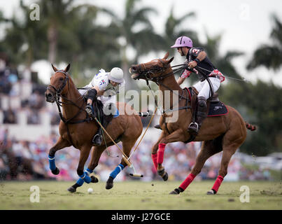 Wellington, Florida, USA. 25. April 2017. Valiente Matias Torres Zavaleta (2) Schlachten Orchard Hill Facundo Pieres (3) während Valiente 13-12 Überstunden gewinnen im Finale der 113. US Open am International Polo Club Palm Beach in Wellington, Florida am 25. April 2017. Die U.S. Open Polo Championship wurde am vergangenen Sonntag wegen starken Regens verschoben. Bildnachweis: Allen Eyestone/The Palm Beach Post/ZUMA Draht/Alamy Live-Nachrichten Stockfoto