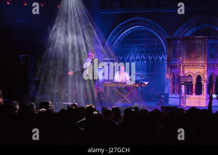 London, Vereinigtes Königreich. 25. April 2017. Andres Cepeda in Konzert in der Union Chapel in London, Vereinigtes Königreich. Bildnachweis: Brayan Lopez/Alamy Live-Nachrichten Stockfoto