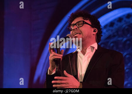 London, Vereinigtes Königreich. 25. April 2017. Andres Cepeda in Konzert in der Union Chapel in London, Vereinigtes Königreich. Bildnachweis: Brayan Lopez/Alamy Live-Nachrichten Stockfoto