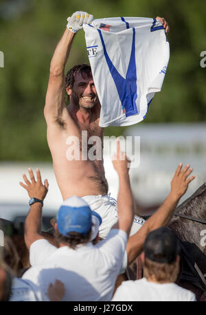 Wellington, Florida, USA. 25. April 2017. Valiente von Adolfo Cambiaso (4) feiert sein Team 13-12 Überstunden Sieg gegen Orchard Hill im Finale der 113. US Open am International Polo Club Palm Beach in Wellington, Florida am 25. April 2017. Die U.S. Open Polo Championship wurde am vergangenen Sonntag wegen starken Regens verschoben. Bildnachweis: Allen Eyestone/The Palm Beach Post/ZUMA Draht/Alamy Live-Nachrichten Stockfoto