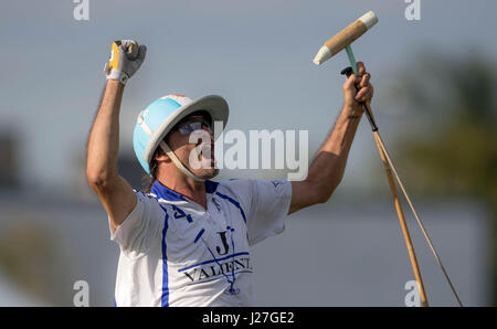 Wellington, Florida, USA. 25. April 2017. Valiente von Adolfo Cambiaso (4) feiert sein Team 13-12 Überstunden Sieg gegen Orchard Hill im Finale der 113. US Open am International Polo Club Palm Beach in Wellington, Florida am 25. April 2017. Die U.S. Open Polo Championship wurde am vergangenen Sonntag wegen starken Regens verschoben. Bildnachweis: Allen Eyestone/The Palm Beach Post/ZUMA Draht/Alamy Live-Nachrichten Stockfoto