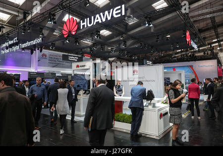 Hannover, Deutschland. 25. April 2017. Menschen besuchen Sie den Messestand von Chinas Huawei auf der Hannover Messe 2017 in Hannover, 25. April 2017. Mehr als 1.200 chinesische Firmen zeigten Produkte auf der Hannover Messe 2017. Bildnachweis: Shan Yuqi/Xinhua/Alamy Live-Nachrichten Stockfoto