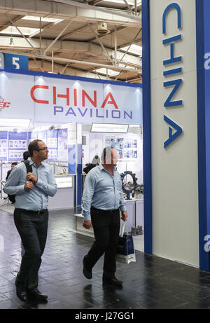 Hannover, Deutschland. 25. April 2017. Menschen besuchen Ständen chinesische Aussteller auf der Hannover Messe 2017 in Hannover, 25. April 2017. Mehr als 1.200 chinesische Firmen zeigten Produkte auf der Hannover Messe 2017. Bildnachweis: Shan Yuqi/Xinhua/Alamy Live-Nachrichten Stockfoto