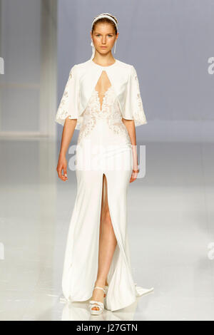 Barcelona, Spanien. 25. April 2017. Modelle auf dem Laufsteg von Rosa Clara Barcelona, 25. April 2017. Bildnachweis: Gtres Información Más lokalen on-line S.L./Alamy Live News Stockfoto