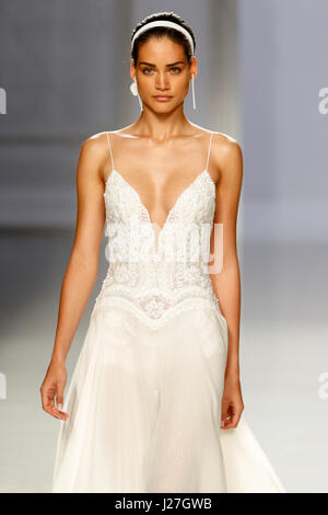 Barcelona, Spanien. 25. April 2017. Modelle auf dem Laufsteg von Rosa Clara Barcelona, 25. April 2017. Bildnachweis: Gtres Información Más lokalen on-line S.L./Alamy Live News Stockfoto
