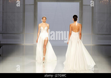 Barcelona, Spanien. 25. April 2017. Modelle auf dem Laufsteg von Rosa Clara Barcelona, 25. April 2017. Bildnachweis: Gtres Información Más lokalen on-line S.L./Alamy Live News Stockfoto