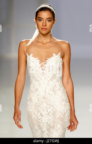 Barcelona, Spanien. 25. April 2017. Modelle auf dem Laufsteg von Rosa Clara Barcelona, 25. April 2017. Bildnachweis: Gtres Información Más lokalen on-line S.L./Alamy Live News Stockfoto