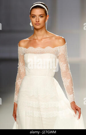 Barcelona, Spanien. 25. April 2017. Modelle auf dem Laufsteg von Rosa Clara Barcelona, 25. April 2017. Bildnachweis: Gtres Información Más lokalen on-line S.L./Alamy Live News Stockfoto