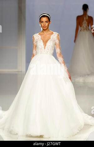 Barcelona, Spanien. 25. April 2017. Modelle auf dem Laufsteg von Rosa Clara Barcelona, 25. April 2017. Bildnachweis: Gtres Información Más lokalen on-line S.L./Alamy Live News Stockfoto