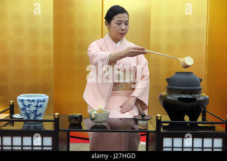 Tokio, Japan. 20. April 2017. Fuki Wanibe aus Japan führt eine traditionelle Tee-Preisverleihung im Tokyo National Museum in Tokio, Japan, 20. April 2017. Die Ausstellung "Chanoyu" präsentiert die Kunst der Teezeremonie bis 4. Juni 2017. Foto: Lars Nicolaysen/Dpa/Alamy Live News Stockfoto