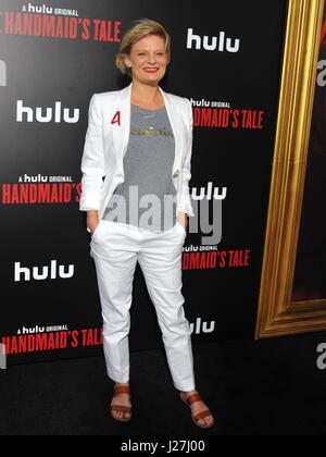 Los Angeles, CA, USA. 25. April 2017. Martha Plimpton im Ankunftsbereich für THE HANDMAID es TALE Screening auf HULU, ArcLight Hollywood Cinerama Dome, Los Angeles, CA Premiere 25. April 2017. Bildnachweis: Dee Cercone/Everett Collection/Alamy Live-Nachrichten Stockfoto