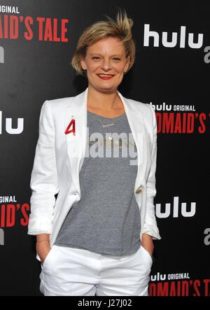 Los Angeles, CA, USA. 25. April 2017. Martha Plimpton im Ankunftsbereich für THE HANDMAID es TALE Screening auf HULU, ArcLight Hollywood Cinerama Dome, Los Angeles, CA Premiere 25. April 2017. Bildnachweis: Dee Cercone/Everett Collection/Alamy Live-Nachrichten Stockfoto