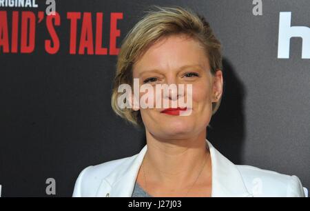 Los Angeles, CA, USA. 25. April 2017. Martha Plimpton im Ankunftsbereich für THE HANDMAID es TALE Screening auf HULU, ArcLight Hollywood Cinerama Dome, Los Angeles, CA Premiere 25. April 2017. Bildnachweis: Dee Cercone/Everett Collection/Alamy Live-Nachrichten Stockfoto