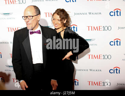 New York, USA. 25. April 2017.  Demokratischen nationalen Ausschuss-Vorsitzender Tom Perez besucht die 2017 mal 100 Gala im Jazz at Lincoln Center am 25. April 2017 in New York City. Bildnachweis: Das Foto Zugang/Alamy Live-Nachrichten Stockfoto