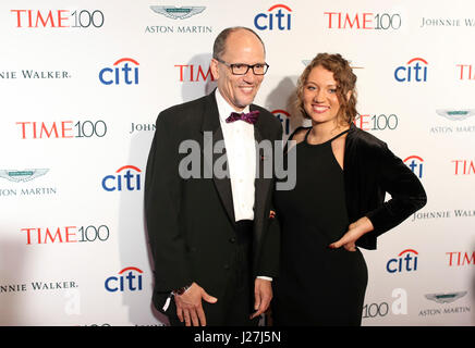 New York, USA. 25. April 2017.  Demokratischen nationalen Ausschuss-Vorsitzender Tom Perez besucht die 2017 mal 100 Gala im Jazz at Lincoln Center am 25. April 2017 in New York City. Bildnachweis: Das Foto Zugang/Alamy Live-Nachrichten Stockfoto