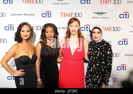 New York, USA. 25. April 2017.  Damen-März nationale Ko-Vorsitzenden Carmen Perez, Bob Bland, Tamika D. Mallory und Linda Sarsour besuchen die 2017 mal 100 Gala im Jazz at Lincoln Center in New York City am 25. April 2017. Credit: Foto Zugang/Alamy Leben Stockfoto