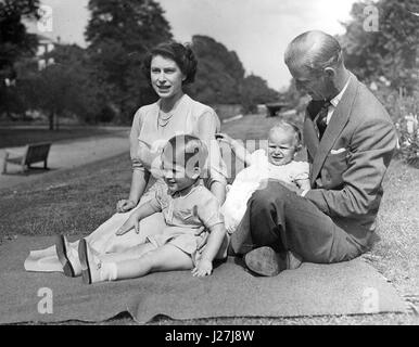 2. Februar 1952 - is The King Dead. Die neue Königin und ihre Familie im Clanrence House (1951).: der Tod, der König war in seine Schafe in Sandringham in der Nacht starb, H.M angekündigt wurde. Prinzessin Elizabeth, der jetzt in Kenia mit ihrem Ehemann Prinz Philip gelingt es, auf den Thron und der Herzog wird ihr Prinzgemahl. Baby-Prinz Charles wird ist in direkter Folge - und wahrscheinlich Prince Of Wales. Die neue Königin wird voraussichtlich fast sofort zurück nach London fliegen. Der König, der in 56 den Thron an der Abdankung seines Bruders Herzog von Windsor (Könige Edward bestieg Stockfoto