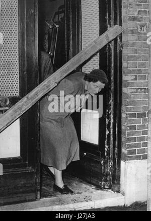 5. Mai 1953 - Touren Königin Juliana Überschwemmungsgebiete im Dorf Nieuw Vosmser. Foto zeigt Königin Juliana der Niederlande Enten um die Unterstützung - zu vermeiden, wenn sie eine beschädigte Haus -, während ihrer Tour im Überschwemmungsgebiet am Haus - während ihrer Tour im Überschwemmungsgebiet im Dorf Nieuw Vosmeer, Holland verlassen. (Kredit-Bild: © Keystone Presseagentur/Keystone USA über ZUMAPRESS.com) Stockfoto