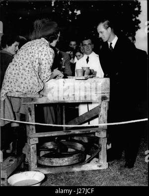 10. Oktober 1953 - '' KEEP IT GOING", sagt der Herzog. MIT EINEM LÄCHELN SAGT DER HERZOG VON EDINBURGH '' KEEP IT GOING'' 23-YEAR-OLD DAPHNE ENGLEFIELD DER WESTCOURT FARM, BRAY, WIE SIE IHR GESCHICK AUF DER TÖPFERSCHEIBE AUF EIN HUNDERTSTEL DES ROYAL EAST BERKS LANDWIRTSCHAFTLICHEN VEREINS SHOW IM MOOR FARM, HOLYPORT, BERKSHIRE, HEUTE AM 24. OKTOBER GEZEIGT. (Kredit-Bild: © Keystone Presseagentur/Keystone USA über ZUMAPRESS.com) Stockfoto