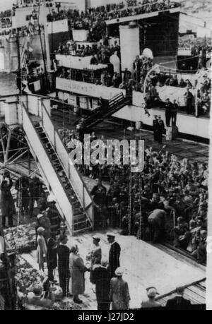 1. Januar 1954 - verlassen Königin und Herzog von Edinburgh Neuseeland an Bord der Gotik - für Australien. Foto zeigen allgemeine Ansicht der Szene am Kai bei Bluff - Neuseeland - als die Menschenmenge versammelt, um Abschied von HM The Queen und der Duke Of Edinburgh - wenn sie für Australien weiterhin die königliche Tour links. (Kredit-Bild: © Keystone Presseagentur/Keystone USA über ZUMAPRESS.com) Stockfoto