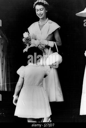 3. März 1954 - Königliche australische Tour. Original Bild Königin erhält einen Strauß Blumen.: HM The Queen gesehen, wie sie einen Blumenstrauß von einem Kind - während der Carmonies auf den Stufen der Brisbane City Hall erhalten. (Kredit-Bild: © Keystone Presseagentur/Keystone USA über ZUMAPRESS.com) Stockfoto